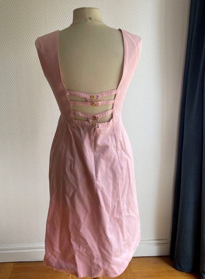 Guy LAROCHE 

Ensemble rose clair composé...