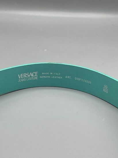 Lot of belts including :

VERSACE Jean's...