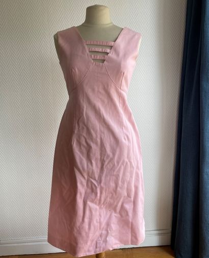 Guy LAROCHE 

Ensemble rose clair composé...