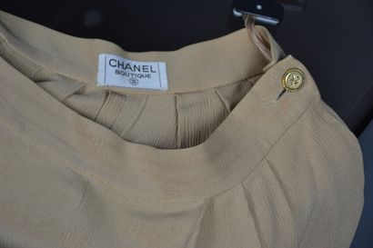 *CHANEL

Lot de vêtements dont : 

- Gilet...