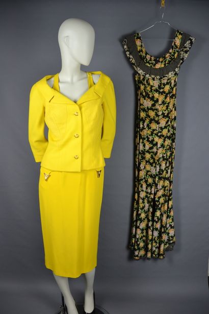 *Lot of clothes including : 

Gianni VERSACE

-...