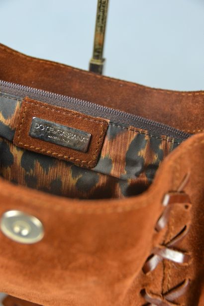 *DOLCE & GABANNA

Sac baguette en daim marron...