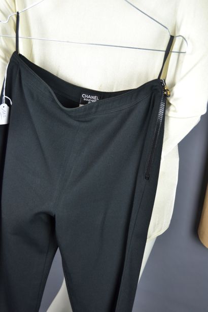 *CHANEL

Lot de vêtements dont : 

- Gilet...