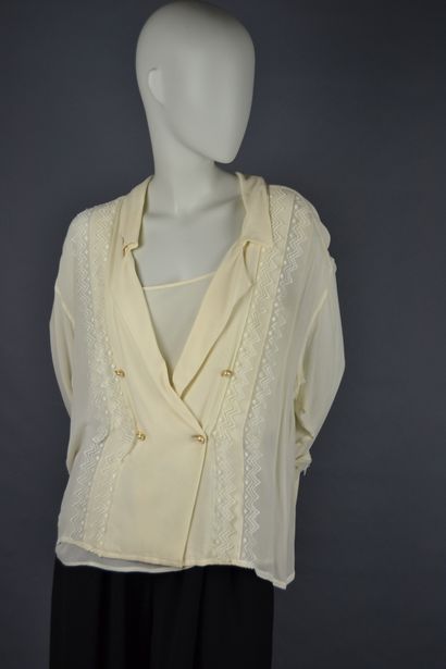 CHANEL

Blouse croisée en crêpe de soie et...