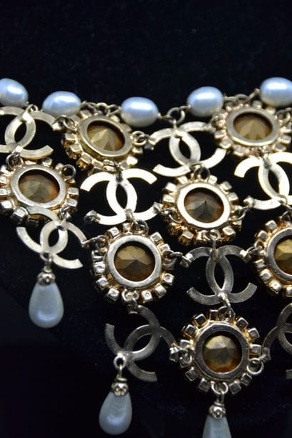 *CHANEL 1995

Très important collier constitué...