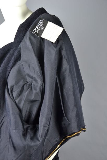 *CHANEL

Short jacket in navy blue wool bouclette...