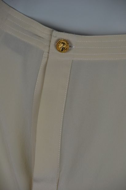 CHANEL

Débardeur en soie crème, bouton en...