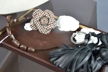 *Lot d'objets divers dont 

CHANEL

- Quatre...