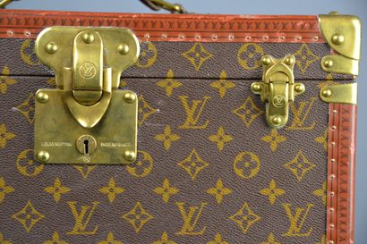 Louis VUITTON

Vanity case rigide en toile...