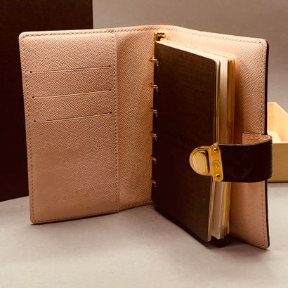 Louis VUITTON Paris

Couverture d'agenda...