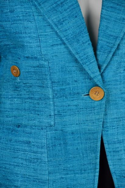 Yves SAINT LAURENT Variation

Veste taillée...