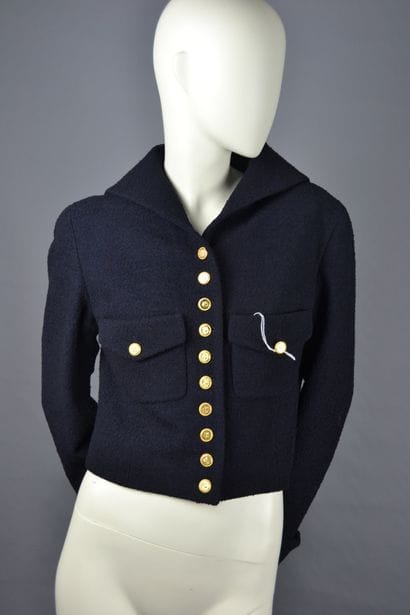 *CHANEL

Short jacket in navy blue wool bouclette...