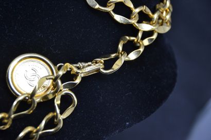 *CHANEL

Ceinture en métal doré, maille en...