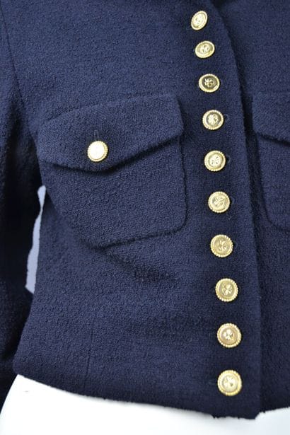 *CHANEL

Short jacket in navy blue wool bouclette...