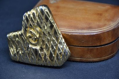 Christian LACROIX 

Broche en métal doré...