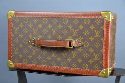 Louis VUITTON

Vanity case rigide en toile...