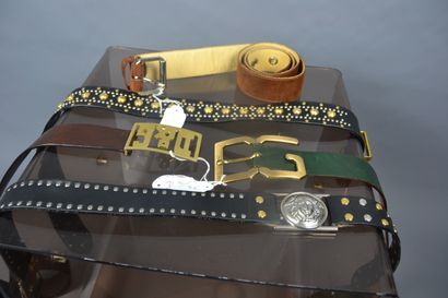 *Lot de ceintures diverses dont : 

VERSACE

-...
