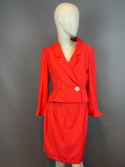 VALENTINO

Ensemble rouge en laine, composé...