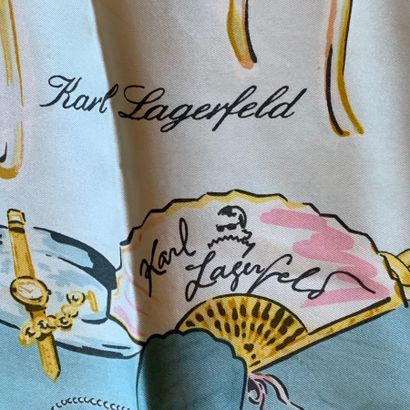 Karl LAGERFELD

Foulard en soie imprimée...