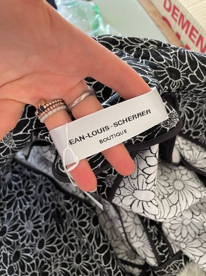 Jean-Louis SCHERRER Boutique

Ensemble composé...