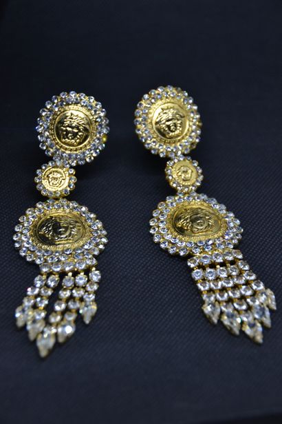 *VERSACE

Paire de clips d'oreilles pendeloques...