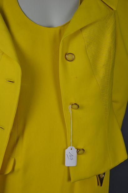 *Lot of clothes including : 

Gianni VERSACE

-...