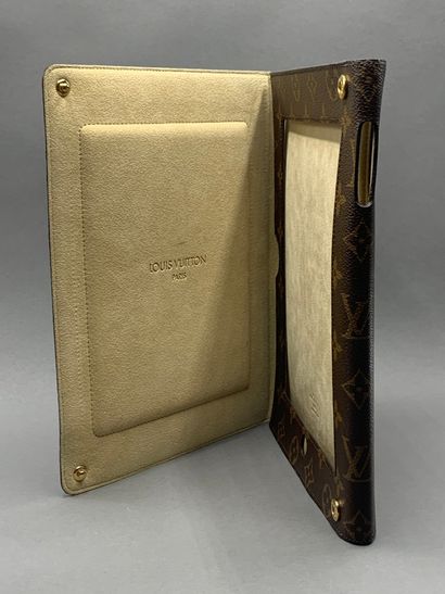 
Louis VUITTON Paris

Ipad case in monogram...