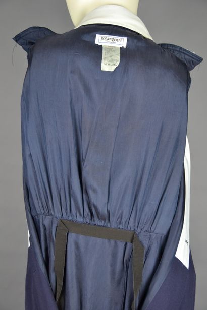 Yves SAINT LAURENT Variation

Navy blue wool...