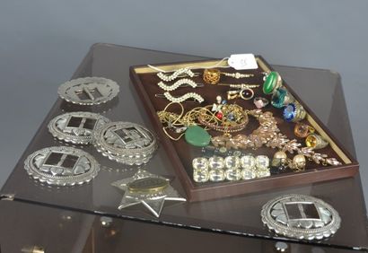 *Lot de bijoux fantaisie comprenant des bagues,...