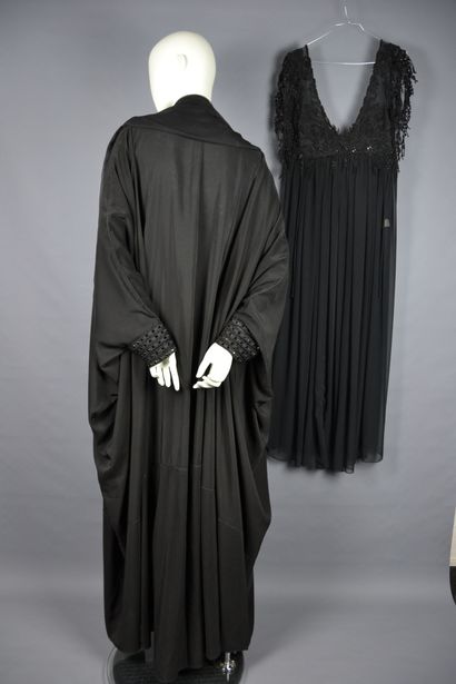 *Robe du soir en dentelle mi-longue, décolté...