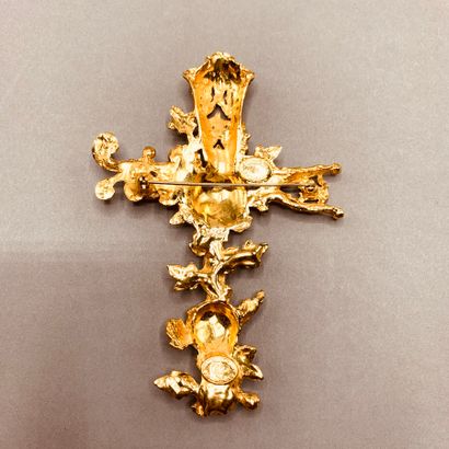 
Christian LACROIX

Croix en métal doré signée...