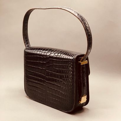 GUCCI

Sac en cuir imitation crocodile bleu...