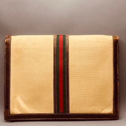 GUCCI

Porte-document en cuir marron et tissu...
