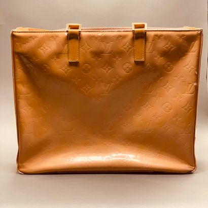Louis VUITTON

Bag patent leather orange...