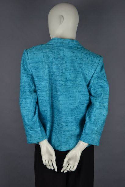 Yves SAINT LAURENT Variation

Veste taillée...