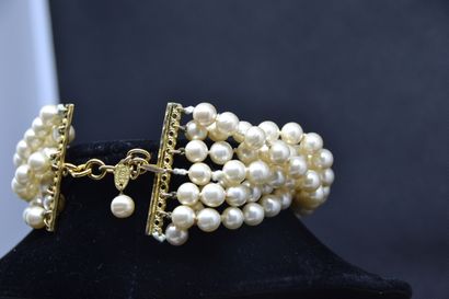 *CHANEL

Collier de chien multirang de perles...