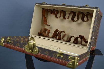 Louis VUITTON

Vanity case rigide en toile...