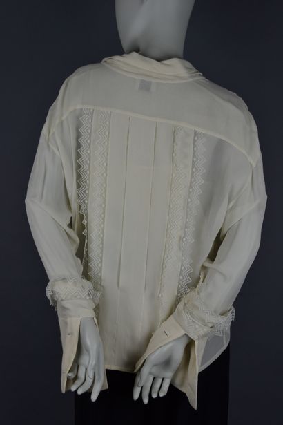 CHANEL

Blouse croisée en crêpe de soie et...