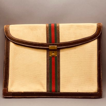 GUCCI

Porte-document en cuir marron et tissu...