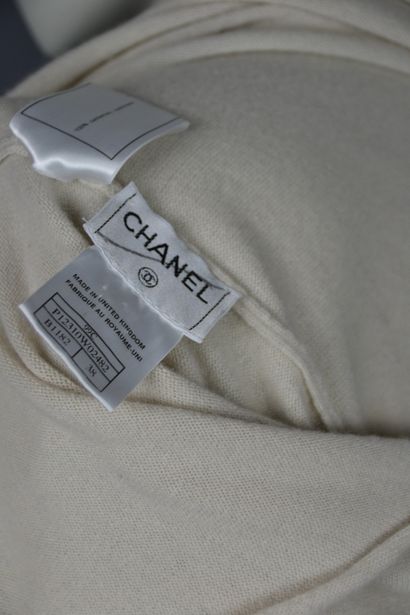CHANEL

Pull en cachemire beige clair, dos...