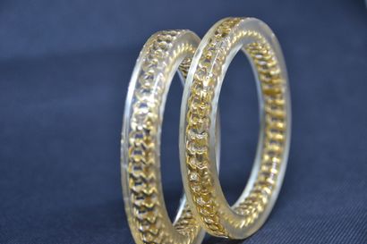 *CHANEL

- Deux bracelets en résine transparente...