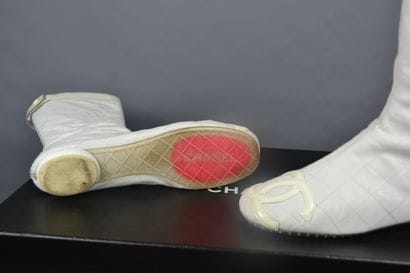 *CHANEL

Pair of mid-zip boots in white leather...