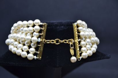 *CHANEL

Collier de chien multirang de perles...