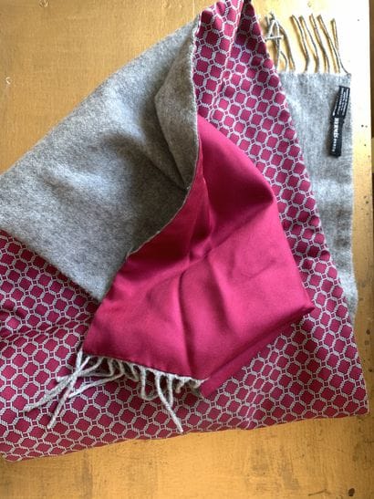 HERMES Paris

Men's scarf in fushia silk,...