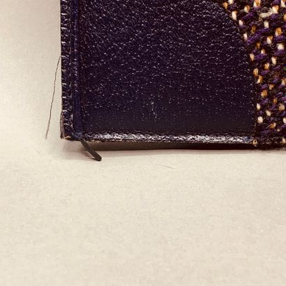 
PRADA

Sac rectangulaire en tweed bleu marine,...