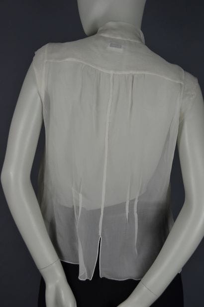 CHANEL

Blouse sans manche en mousseline...