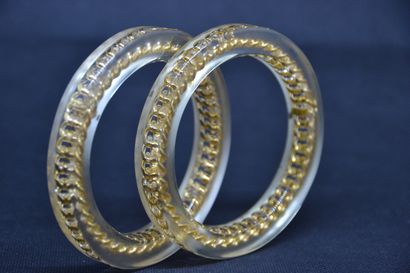 *CHANEL

- Deux bracelets en résine transparente...