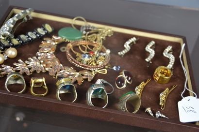 *Lot de bijoux fantaisie comprenant des bagues,...