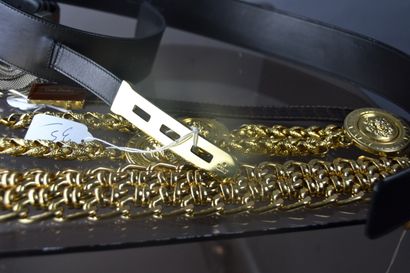 *Lot de ceintures diverses dont : 

GUCCI

-...