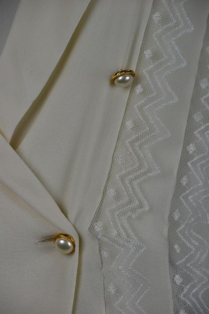 CHANEL

Blouse croisée en crêpe de soie et...